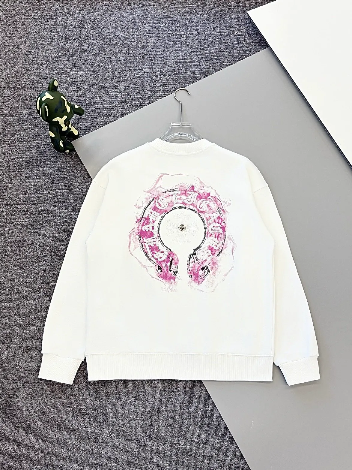 P250 [High Quality] Chrome Hearts Embroidered Horseshoe Rivets🪡+Watermark Letters‼ ️Round neck sweatshirt *Customized 420g terry cotton fabric, soft, skin-friendly and comfortable *Embroidery process: front horseshoe print + rivet embroidery *A very simple and elegant classic continuation. It is unparalleled in terms of upper body comfort, interpreting your luxury and taste, and creating your fashion style and charm. Three complete standards. Same style for men and women. 𝐂𝐎𝐋𝐎𝐔𝐑: Black/White 𝐒𝐈𝐙𝐄: S-XL